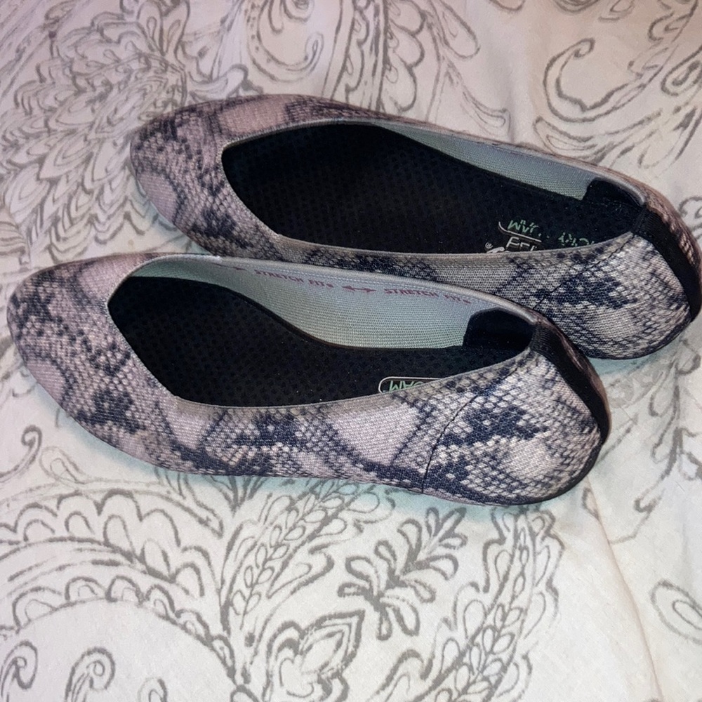 Sketchers Flats very Stretchy